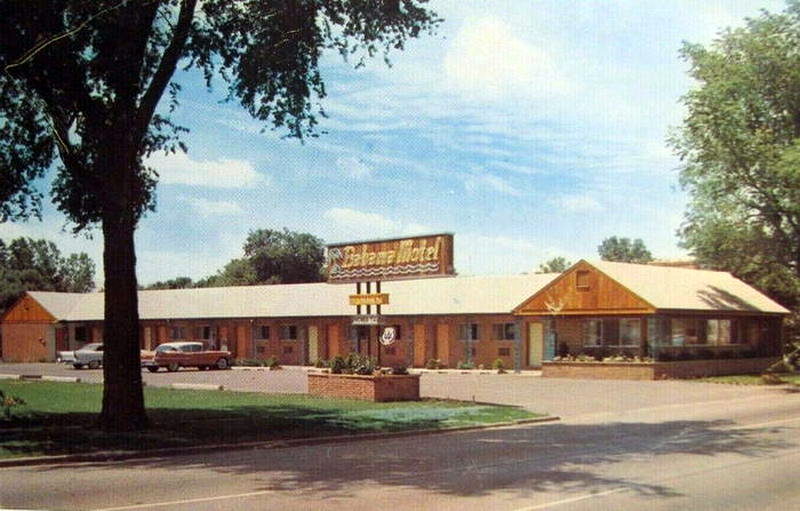 Bahama Motel - Old Postcard (newer photo)